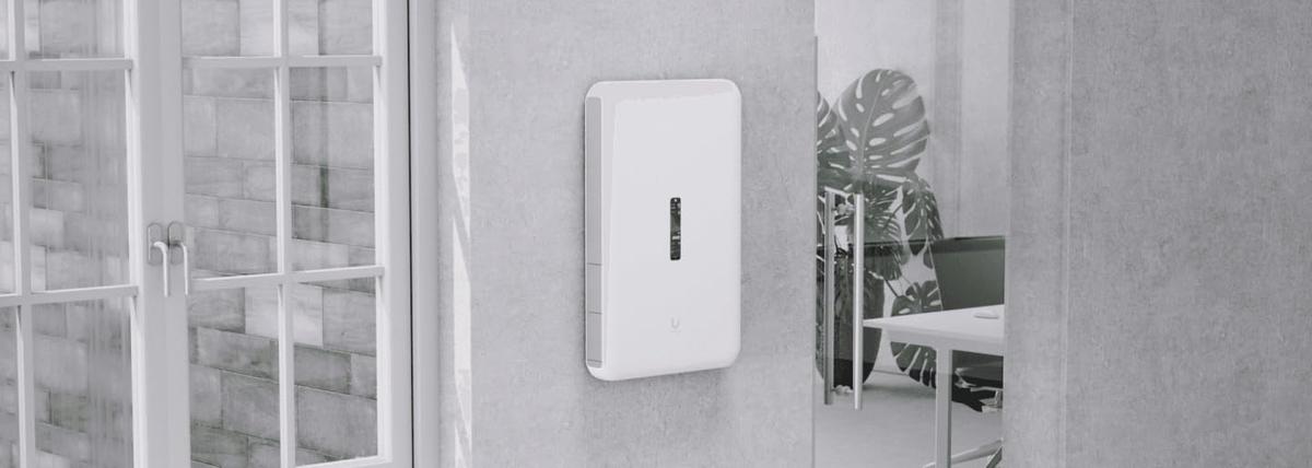 Ubiquiti - UDW UniFi Gateway Console - 1x 10G SFP + 17 GbE RJ45 dont 4 PoE++ 4 PoE+ + 4 PoE