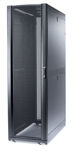 APC Rack Netshelter SX 42U - Armoire avec fonctions avancées de ventilation, de distribution de lalimentation, de gestion des câbles intégrée pour des applications serveurs et réseaux. L : 600mm Profondeur : 1200 mm. En option bandeaux de prises (PDU) bas